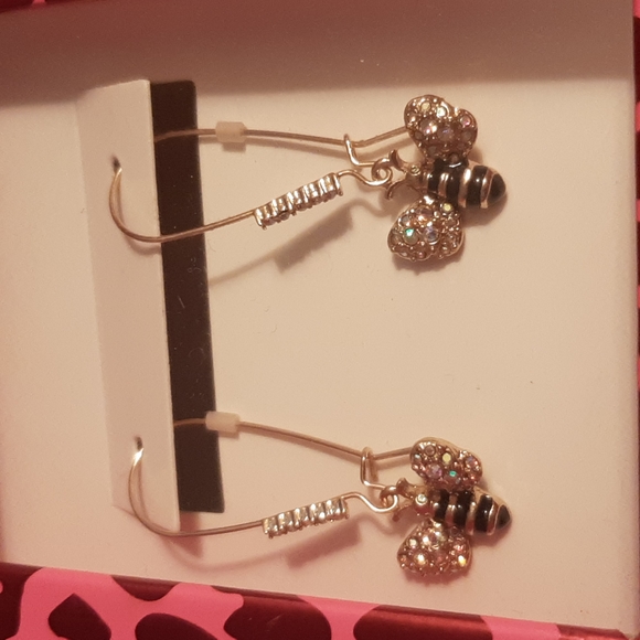 BETSEY JOHNSON BEE & FLOWER EARRING AND NECKLACE SET - Picture 3 of 9